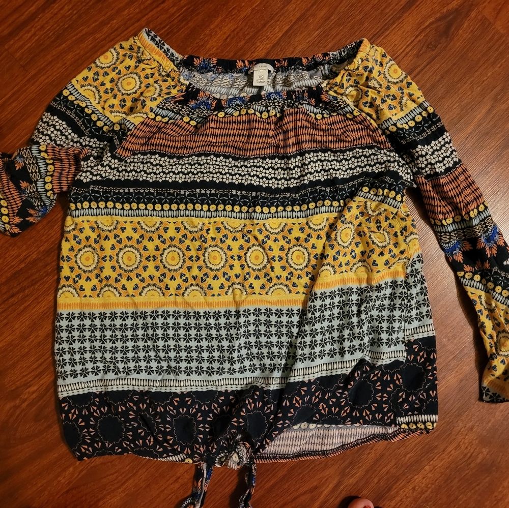 Cute bell bottom sleeve shirt